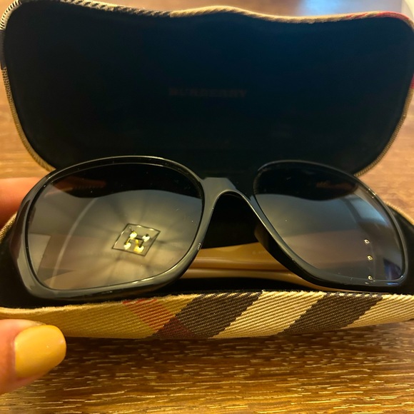 Vintage Burberry oversized sunglasses. - Picture 1 of 8
